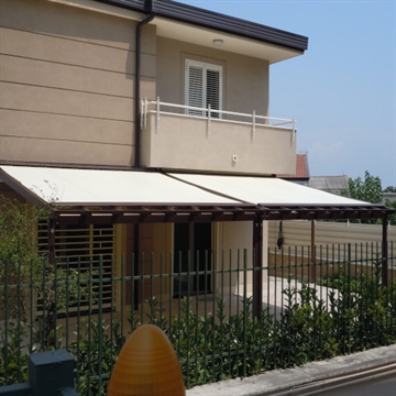 Pergola con tenda e policarbonato compatto